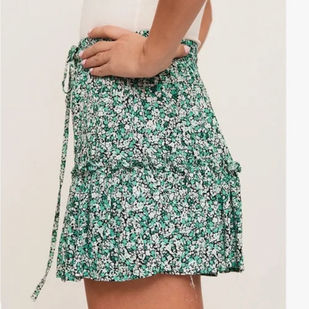 Zara skirt, short and cute!​​ shoes separate! - Picture 3 of 6